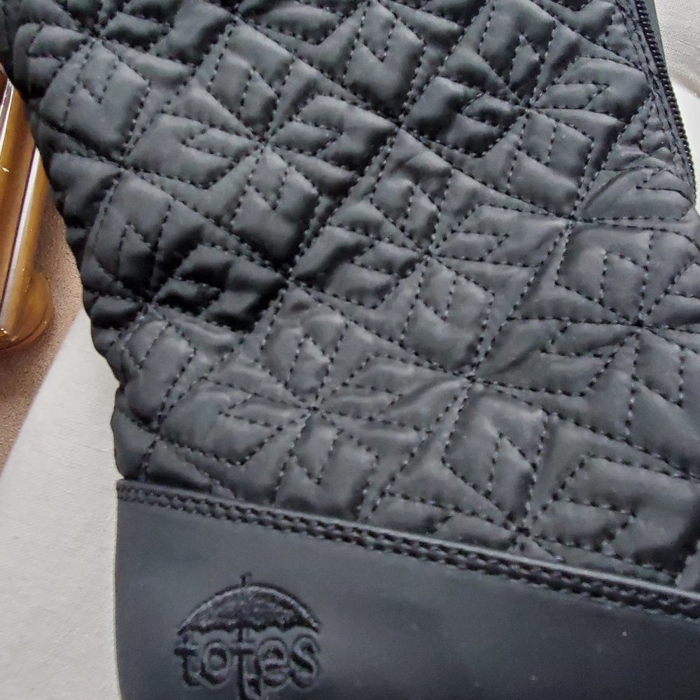 Black wedge snow boot